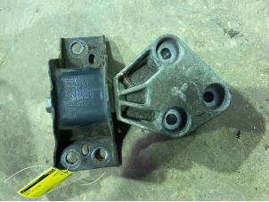 Gebruikte Motorsteun Renault Clio III (BR/CR) 1.2 16V 75 Prijs € 15,00 Margeregeling aangeboden door F. van den Mosselaar autodemontage