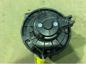 Gebruikte Chaufage Ventilatiemotor Toyota Avensis (T25/B1D) 1.8 16V VVT-i Prijs € 25,00 Margeregeling aangeboden door F. van den Mosselaar autodemontage