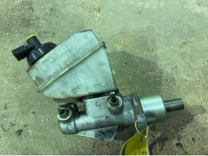 Gebruikte Hoofdremcilinder Renault Clio II (BB/CB) 1.4 16V Prijs € 25,00 Margeregeling aangeboden door F. van den Mosselaar autodemontage