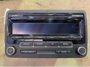 Gebruikte Radio CD Speler Volkswagen Polo V (6R) 1.2 12V BlueMotion Technology Prijs € 35,00 Margeregeling aangeboden door F. van den Mosselaar autodemontage