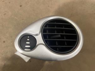 Gebruikte Luchtrooster Dashboard Renault Clio III (BR/CR) 1.5 dCi FAP Prijs € 10,00 Margeregeling aangeboden door F. van den Mosselaar autodemontage