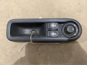 Gebruikte Raam schakelaar elektrisch Renault Clio III (BR/CR) 1.5 dCi FAP Prijs € 10,00 Margeregeling aangeboden door F. van den Mosselaar autodemontage
