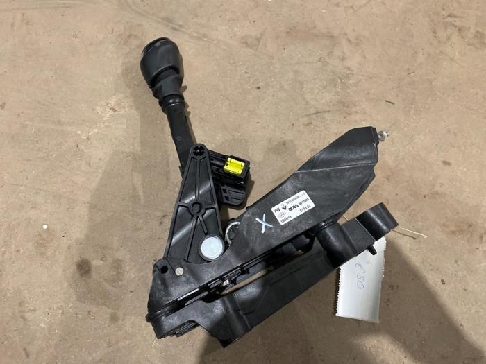 Gebruikte Versnellingspook Renault Kadjar (RFEH) 1.3 TCE 160 FAP 16V Prijs € 50,00 Margeregeling aangeboden door F. van den Mosselaar autodemontage