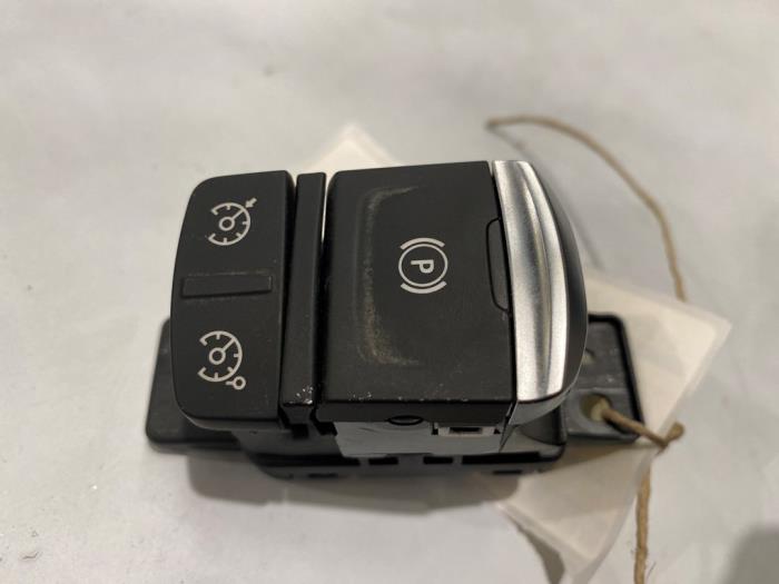 Gebruikte Schakelaar handrem Renault Kadjar (RFEH) 1.3 TCE 160 FAP 16V Prijs € 15,00 Margeregeling aangeboden door F. van den Mosselaar autodemontage