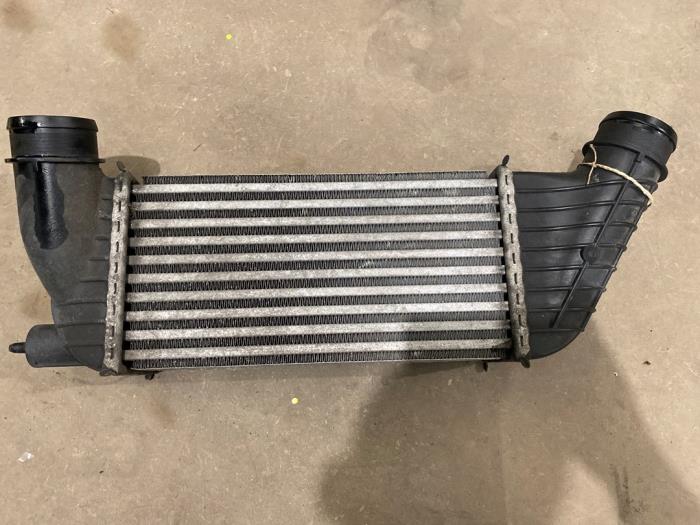 Intercooler van een Citroën Jumpy (G9) 2.0 HDI 120 16V 2010