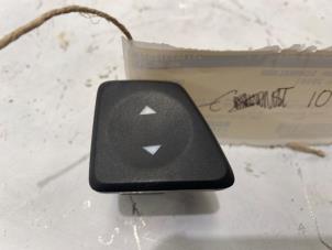 Gebruikte Elektrisch Raam Schakelaar Fiat 500 (312) 1.2 Prijs € 10,00 Margeregeling aangeboden door F. van den Mosselaar autodemontage