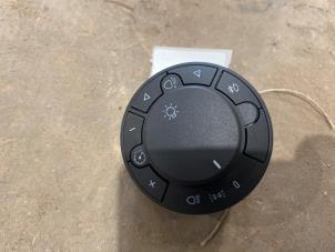 Gebruikte Licht Schakelaar Opel Corsa D 1.2 16V Prijs € 20,00 Margeregeling aangeboden door F. van den Mosselaar autodemontage