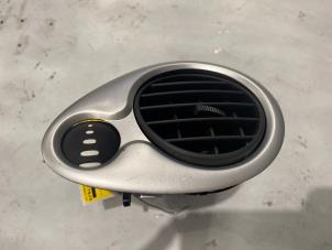 Gebruikte Luchtrooster Dashboard Renault Clio III Estate/Grandtour (KR) 1.2 16V TCE 100 Prijs € 10,00 Margeregeling aangeboden door F. van den Mosselaar autodemontage