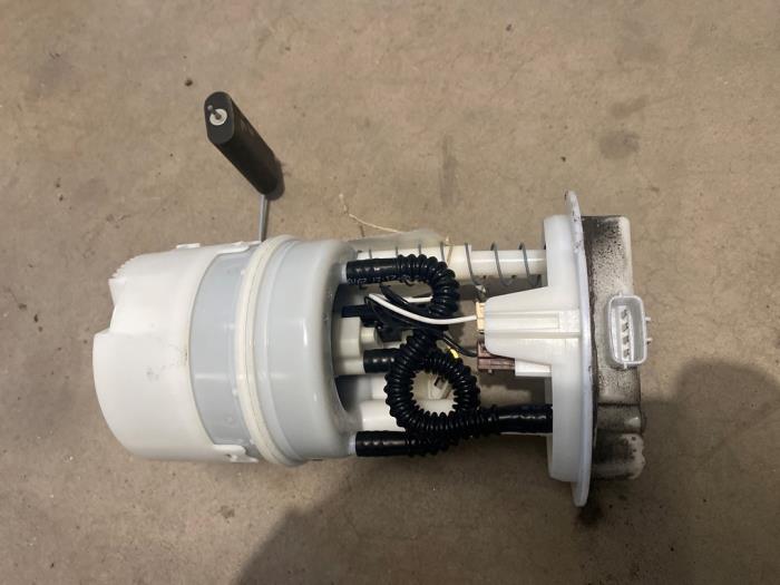 Gebruikte Tank element Pomp Renault Clio III Estate/Grandtour (KR) 1.2 16V TCE 100 Prijs € 35,00 Margeregeling aangeboden door F. van den Mosselaar autodemontage