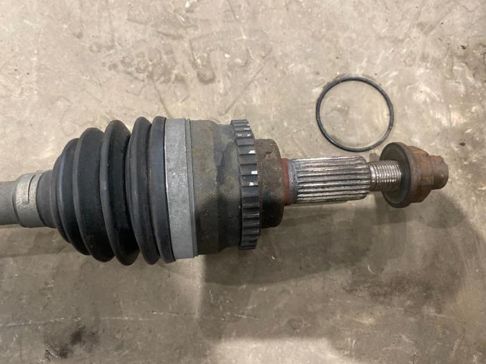 Aandrijfas links-voor van een Suzuki Swift (ZA/ZC/ZD1/2/3/9) 1.3 VVT 16V 2005