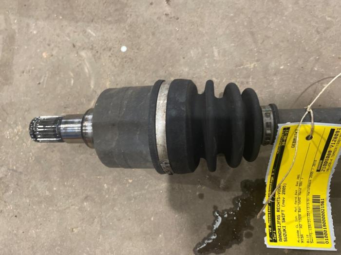 Aandrijfas links-voor van een Suzuki Swift (ZA/ZC/ZD1/2/3/9) 1.3 VVT 16V 2005