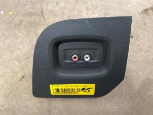 Gebruikte AUX/USB aansluiting Renault Master III (FV) 2.3 dCi 125 16V RWD Prijs € 5,00 Margeregeling aangeboden door F. van den Mosselaar autodemontage