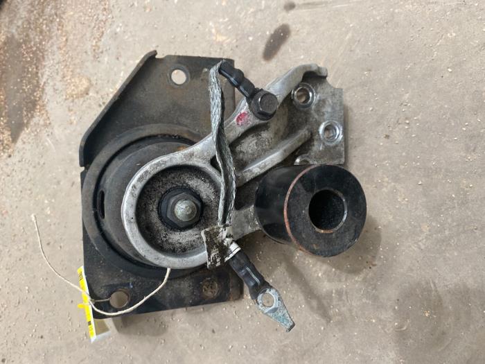 Gebruikte Motorsteun Kia Rio II (DE) 1.4 16V Prijs € 15,00 Margeregeling aangeboden door F. van den Mosselaar autodemontage