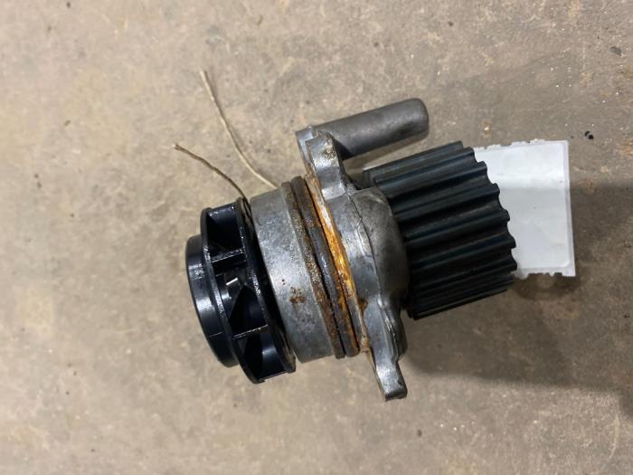 Gebruikte Waterpomp Volkswagen Scirocco (137/13AD) 2.0 TDI 16V Prijs € 20,00 Margeregeling aangeboden door F. van den Mosselaar autodemontage