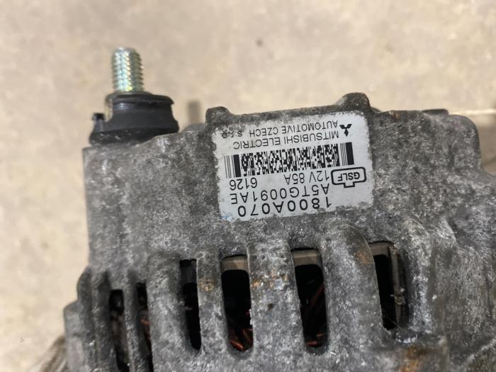 Dynamo van een Mitsubishi Colt (Z2/Z3) 1.3 16V 2006