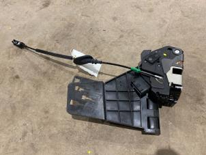 Gebruikte Deurslot Mechaniek 4Deurs rechts-achter Ford Fiesta 6 (JA8) 1.0 EcoBoost 12V 100 Prijs € 35,00 Margeregeling aangeboden door F. van den Mosselaar autodemontage