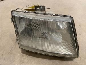 Gebruikte Koplamp rechts Mercedes Vito (638.1/2) 2.2 CDI 108 16V Prijs € 25,00 Margeregeling aangeboden door F. van den Mosselaar autodemontage