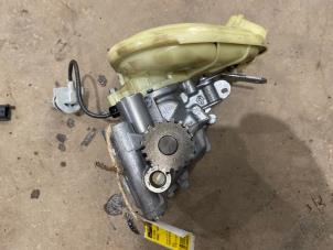 Gebruikte Oliepomp Renault Twingo III (AH) 1.0 SCe 70 12V Prijs € 50,00 Margeregeling aangeboden door F. van den Mosselaar autodemontage