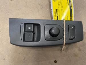 Gebruikte Ruit schakelaar elektrisch Volkswagen Fox (5Z) 1.2 Prijs € 15,00 Margeregeling aangeboden door F. van den Mosselaar autodemontage