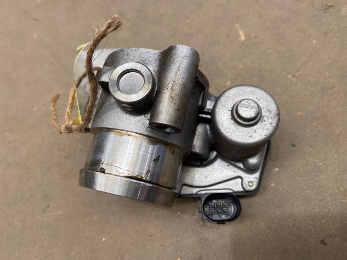 Gasklephuis van een Ford Focus 3 1.0 Ti-VCT EcoBoost 12V 100 2013