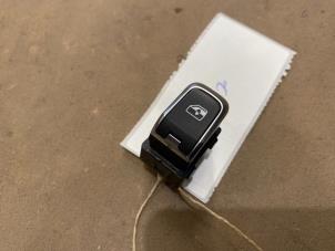 Gebruikte Raam schakelaar elektrisch Audi RS 3 Limousine (8VS/8VM) 2.5 TFSI 20V Quattro Prijs € 9,99 Margeregeling aangeboden door F. van den Mosselaar autodemontage