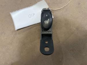 Gebruikte Stoelverwarmings Schakelaar BMW Mini One/Cooper (R50) 1.6 16V Cooper Prijs € 10,00 Margeregeling aangeboden door F. van den Mosselaar autodemontage