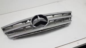 Gebruikte Grille Mercedes B (W245) 2.0 B-200 16V Prijs € 50,00 Margeregeling aangeboden door F. van den Mosselaar autodemontage