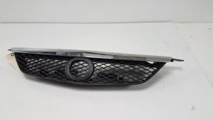 Gebruikte Grille Mazda 323 (BJ12) 1.6 16V Prijs € 25,00 Margeregeling aangeboden door F. van den Mosselaar autodemontage