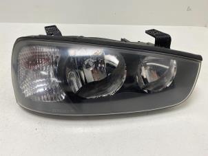Gebruikte Koplamp rechts Hyundai Elantra III 1.6i GL,GLS Prijs € 20,00 Margeregeling aangeboden door F. van den Mosselaar autodemontage