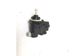 Gebruikte Koplampmotor Peugeot 208 I (CA/CC/CK/CL) 1.2 Vti 12V PureTech 82 Prijs € 10,00 Margeregeling aangeboden door F. van den Mosselaar autodemontage