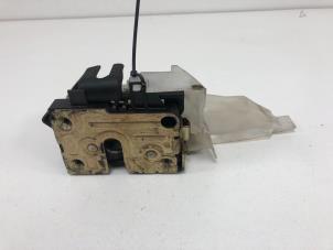 Gebruikte Deurslot Mechaniek 4Deurs links-voor Renault Clio II (BB/CB) 1.2 Prijs € 15,00 Margeregeling aangeboden door F. van den Mosselaar autodemontage