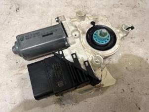 Gebruikte Motor electrisch raam Volkswagen Passat Variant (3C5) 2.0 FSI 16V Prijs € 17,50 Margeregeling aangeboden door F. van den Mosselaar autodemontage