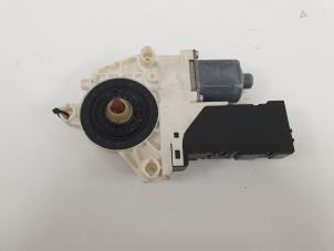 Gebruikte Portierruitmotor Peugeot 407 SW (6E) 2.0 16V Prijs € 13,50 Margeregeling aangeboden door F. van den Mosselaar autodemontage