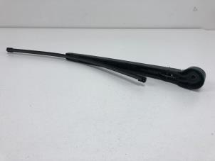 Gebruikte Ruitenwisserarm achter Skoda Superb Combi (3V5) 1.6 TDI Prijs € 8,50 Margeregeling aangeboden door F. van den Mosselaar autodemontage