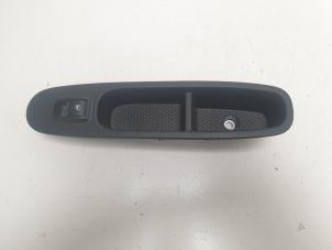 Gebruikte Ruit schakelaar elektrisch Fiat Grande Punto (199) 1.3 JTD Multijet 16V 85 Actual Prijs € 8,50 Margeregeling aangeboden door F. van den Mosselaar autodemontage