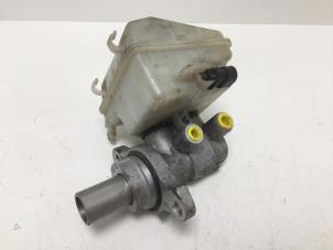 Gebruikte Hoofdremcilinder Opel Astra H SW (L35) 1.7 CDTi 16V Prijs € 25,00 Margeregeling aangeboden door F. van den Mosselaar autodemontage