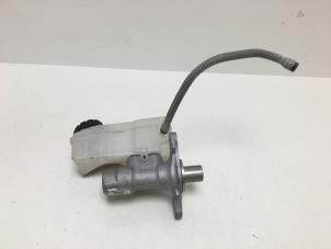 Gebruikte Hoofdremcilinder Renault Clio IV Estate/Grandtour (7R) 0.9 Energy TCE 12V Prijs € 15,00 Margeregeling aangeboden door F. van den Mosselaar autodemontage