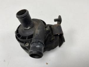 Gebruikte Koelvloeistof pomp Mercedes E Combi (S211) 2.2 E-220 CDI 16V Prijs € 20,00 Margeregeling aangeboden door F. van den Mosselaar autodemontage