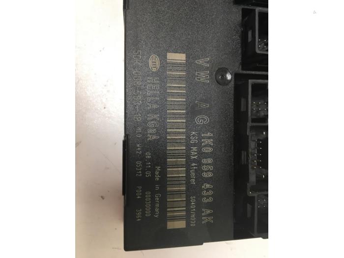 Central electronic module van een Volkswagen Golf Plus (5M1/1KP) 1.6 FSI 16V 2006