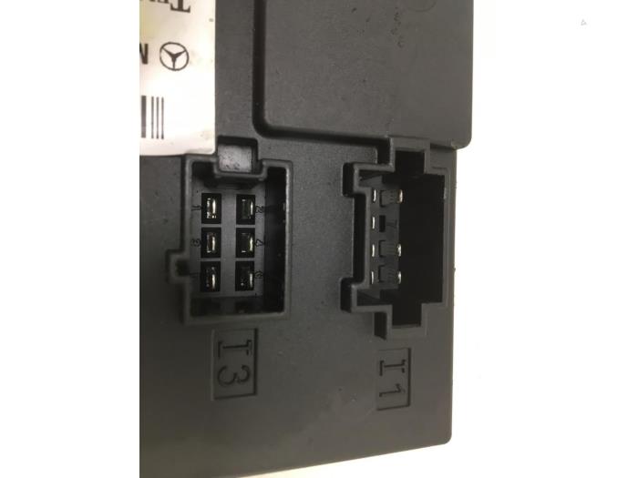 Computer Body Control van een Mercedes-Benz E Combi (S211) 2.2 E-220 CDI 16V 2007