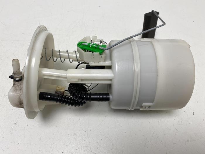 Gebruikte Brandstofpomp Elektrisch Renault Clio III (BR/CR) 1.6 16V Prijs € 35,00 Margeregeling aangeboden door F. van den Mosselaar autodemontage