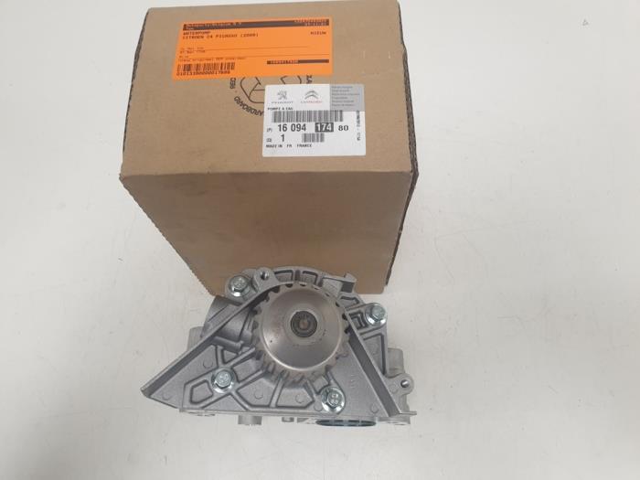 Gebruikte Waterpomp Citroen C4 Picasso (UD/UE/UF) 1.8 16V Prijs € 35,00 Margeregeling aangeboden door F. van den Mosselaar autodemontage