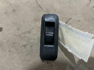 Gebruikte Ruit schakelaar elektrisch Nissan Primera (P12) 1.8 16V Prijs € 8,50 Margeregeling aangeboden door F. van den Mosselaar autodemontage
