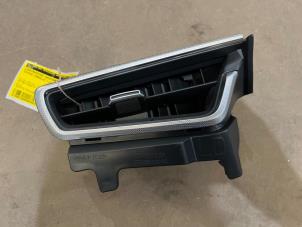 Gebruikte Luchtrooster Dashboard Toyota Corolla Touring Sport (E21/EH1) 1.8 16V Hybrid Prijs € 25,00 Margeregeling aangeboden door F. van den Mosselaar autodemontage