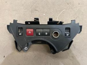 Gebruikte Elektrisch Raam Schakelaar Peugeot Partner (GC/GF/GG/GJ/GK) 1.6 BlueHDI 75 Prijs € 20,00 Margeregeling aangeboden door F. van den Mosselaar autodemontage