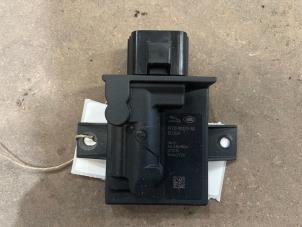 Gebruikte Brandstofpomp module Jaguar XE 2.0 D E-Performance 16V Prijs € 15,00 Margeregeling aangeboden door F. van den Mosselaar autodemontage