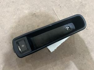 Gebruikte Schakelaar Centr. Deurvergrendeling Jaguar XE 2.0 D E-Performance 16V Prijs € 25,00 Margeregeling aangeboden door F. van den Mosselaar autodemontage