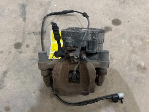 Gebruikte Remklauw (Tang) rechts-achter Jaguar XE 2.0 D E-Performance 16V Prijs € 70,00 Margeregeling aangeboden door F. van den Mosselaar autodemontage