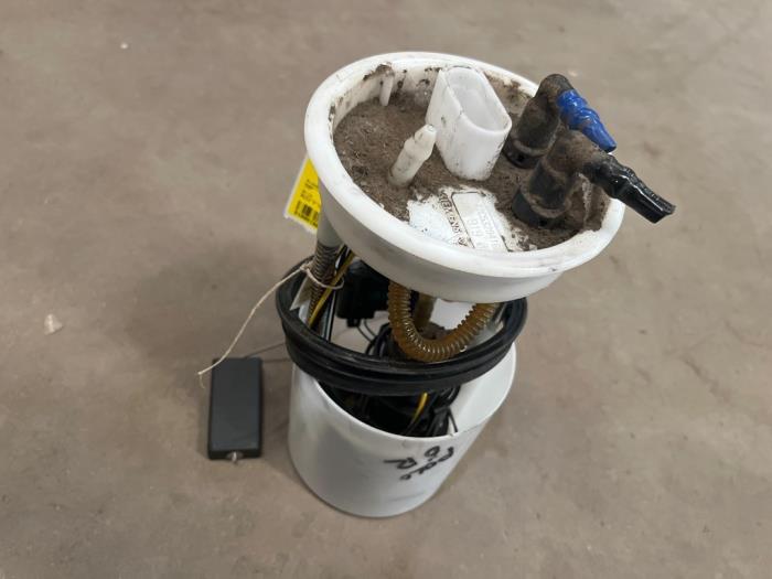 Gebruikte Tank element Pomp Volkswagen Polo V (6R) 1.2 12V BlueMotion Technology Prijs € 35,00 Margeregeling aangeboden door F. van den Mosselaar autodemontage