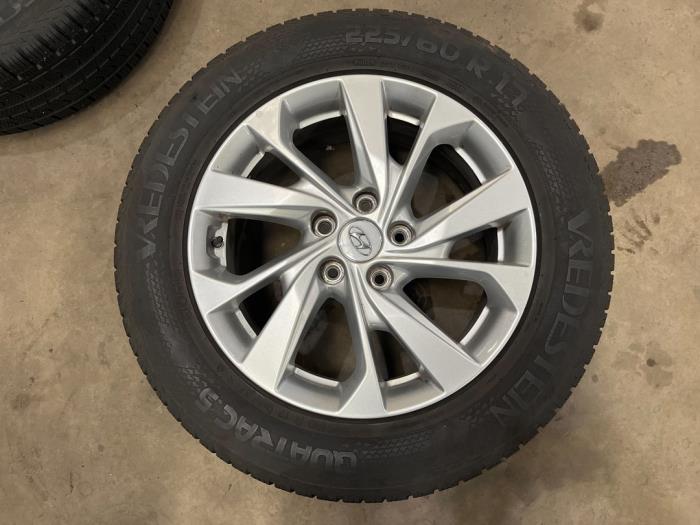 Velgen set + banden van een Hyundai Tucson (TL) 2.0 CRDi 16V High Power 4WD 2019